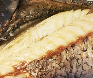 Seabass with 7 indicators of freshness baked and its oil from between its meat marinates itself